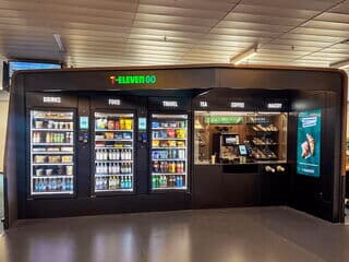 Moderner Smart Store mit Snacks, Getränken, Kaffee und Backwaren
