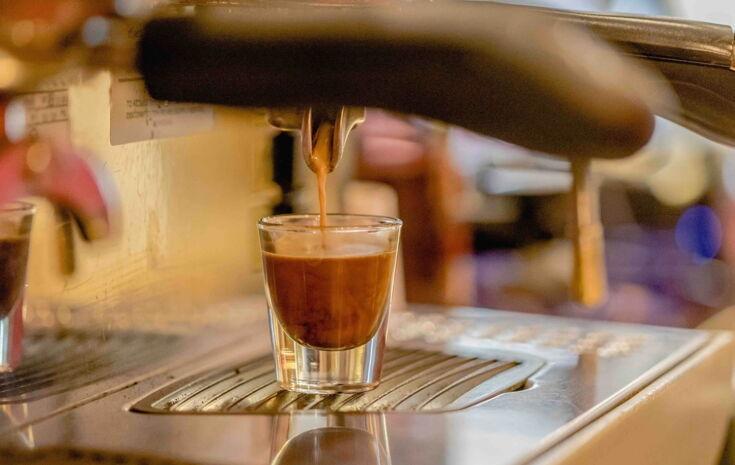 Ein Tasse Kaffee wird gefüllt