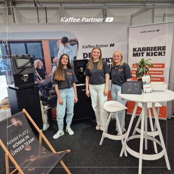 🎉 Wir waren bei der Ausbildung 49 mit dabei! 🎓

Am 16. und 17. Mai stand die Messe an, wir haben uns als Arbeitgeber präsentiert. Mit rund 150 Ausstellern und zahlreichen Besucher:innen war die Ausbildung 49 ein voller Erfolg. Mit vor Ort war unsere Barista Suprema ☕ und unser Welltec Aqua Choice 💧 – durch kostenlose Getränke wie Kaffee, Kakao und Wasser (auch mit Geschmack) sind wir schnell mit den Besuchern der Messe ins Gespräch gekommen.

Am Freitag besuchten uns viele Schulklassen an unserem Stand, um sich über unsere Ausbildungsberufe zu informieren. Am Samstag waren viele Jugendliche mit ihren Eltern vor Ort, kamen vorbei und erkundigten sich ebenfalls über die beruflichen Möglichkeiten bei uns.

Wir hatten dabei eine Menge Spaß 😄, zahlreiche gute Gespräche 💬 und zwei großartige Tage bei der Ausbildung 49 Messe in der Halle Gartlage 🏢. Besonders bei allen Helfern und Besuchern möchten wir uns noch einmal für diese zwei sehr erfolgreichen Messetage bedanken 🙏. Der Austausch mit den anderen Ausstellern vor Ort war ebenfalls sehr bereichernd. Wir haben viel gelernt 📚 und für uns mitgenommen.

Das ist der perfekte Start in dein Berufsleben – Deine Karriere mit Kick 🚀

Starte jetzt deine Ausbildung oder dein duales Studium bei uns!
Finde deinen Traumberuf auf der Website:
👉 Link in Bio!

#poweredbycoffeeandgoodvibes ☕🎶
#KaffeePartner #Ausbildung #dualesStudium #Praktikum
#KarrieremitKick #Karriere #Messe #Ausbildung49 #Berufsorientierung #Osnabrück