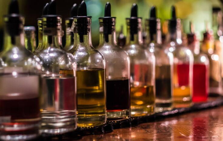 Sirup in Flaschen auf einer Theke