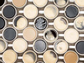 Viele Tassen schwarzer Kaffee