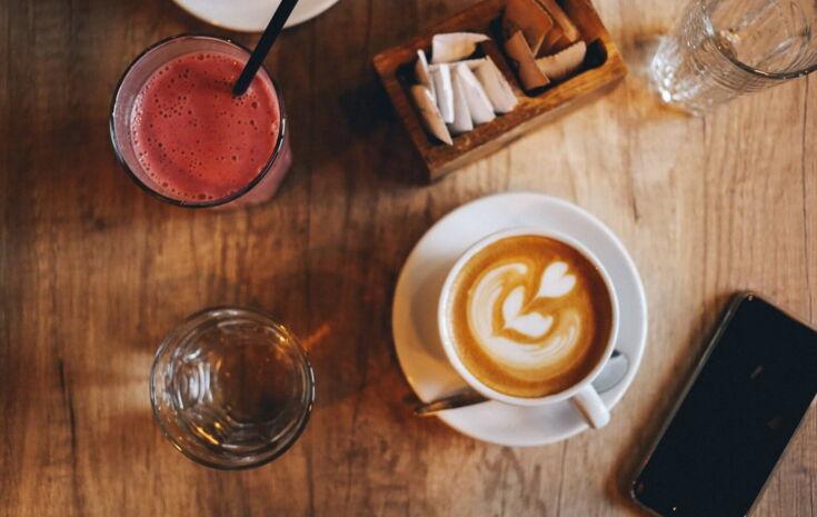 Kaffee und Smoothie stehen auf dem Tisch