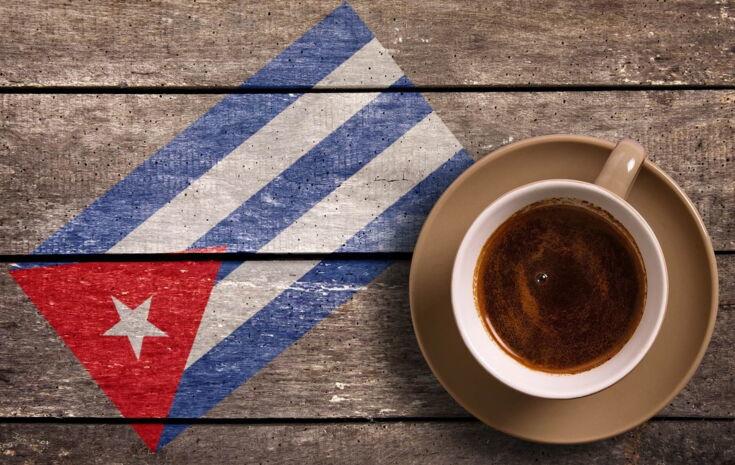 Kuba Flagge mit einem Kaffee