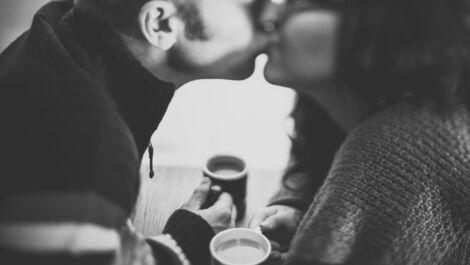 kuessendes paar trinkt kaffee