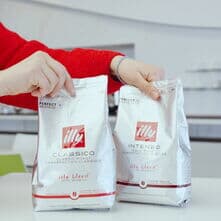 illy: Letzte Woche vorgestellt… heute schon in der Tasse! ☕️
Ob illy Classico oder illy Intenso, die 100 % Arabica Bohnen entfalten in unserem Vollautomaten ihr volles Aroma und sorgen für das Upgrade in Eurer Kaffeepause. ✨
illy Bohnen jetzt bei uns im Onlineshop bestellen! Link in Bio.
#KaffeePartner #illy #arabica