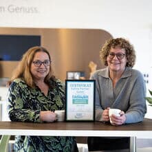 Kaffee Partner erneut als „Familienfreundlicher Arbeitgeber“ ausgezeichnet! 🌟
Zum dritten Mal in Folge wurde Kaffee Partner vom Arbeitskreis „Familienfreundliche Arbeitgeber“ im Rahmen des Familienbündnisses der Region Osnabrück als „Familienfreundlicher Arbeitgeber Osnabrück“ ausgezeichnet. 🏆
Damit wird bestätigt, dass Familienfreundlichkeit bei uns gelebte Praxis ist und nicht nur ein Anspruch. Unsere Mitarbeitenden profitieren bereits heute von zahlreichen Angeboten:
⏰ Flexible Arbeitszeitmodelle & Arbeitszeitkonten
🏠 Mobiles Arbeiten
👶 Kindernotfallbetreuung
💪 Gesundheitsangebote & Präventionsmaßnahmen
📚 Schulungen zu Stress- und Zeitmanagement
🎟️ Finanzielle Unterstützungen wie Geburtsbeihilfe oder Zoo-Sponsoring
Gesundheit im Fokus
Neben Familienfreundlichkeit legen wir großen Wert auf die mentale und körperliche Gesundheit unserer Mitarbeitenden. Seit letztem Jahr bieten wir in Kooperation mit der Caritas betriebliche Sozialberatung an und bauen unsere Gesundheitsangebote weiter aus.
💡 Unser Ziel: Mitarbeitende langfristig gesund, motiviert und leistungsfähig halten.
Familienfreundlichkeit ist für uns keine Pflicht, sondern Überzeugung. Mit unseren Angeboten möchten wir auch weiterhin ein attraktiver Arbeitgeber in der Region Osnabrück bleiben.
Mehr zur Auszeichnung Link in Bio.
#KaffeePartner #Familienfreundlich #Osnabrück #WorkLifeBalance #GesundheitAmArbeitsplatz #MitarbeitendeImFokus