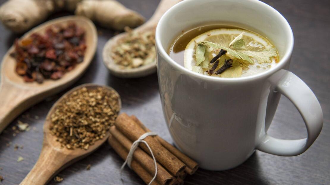 Getrocknete Kräuter mit Tasse Chai Tee