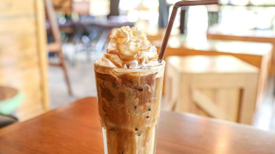 Eiskaffee mit Eis und Sahne