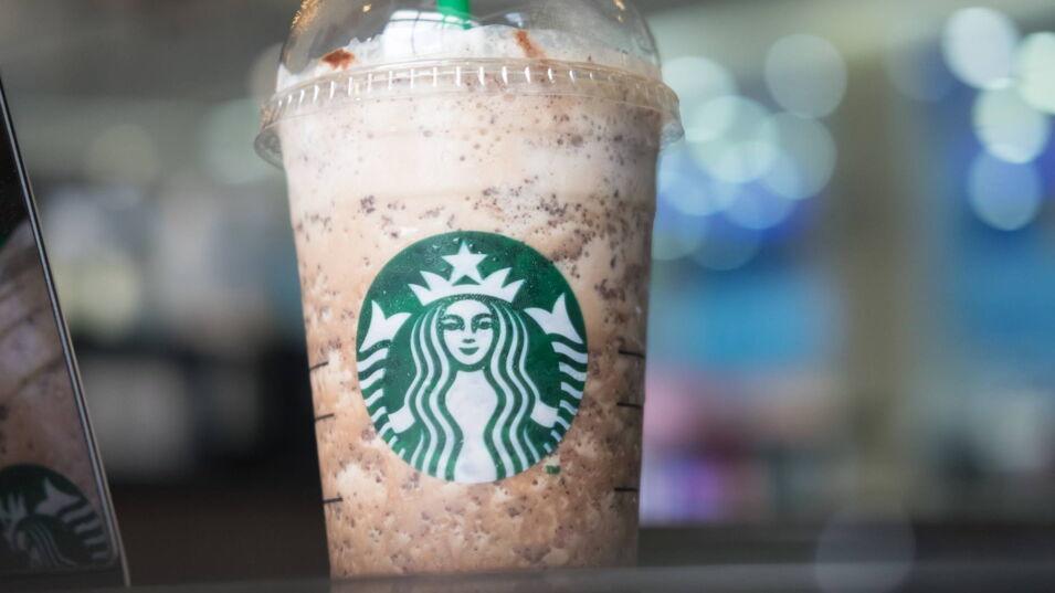 Frappuccino in einem Starbucks-Behälter