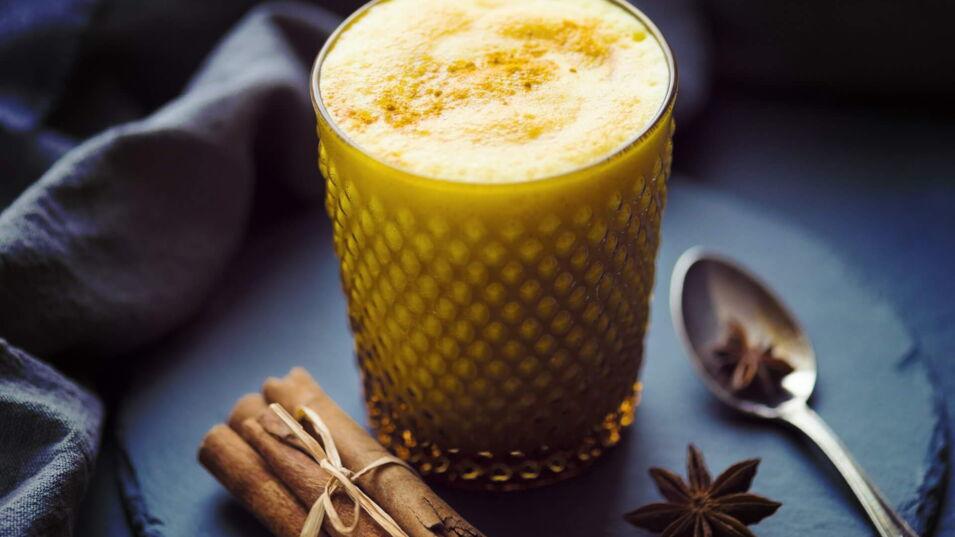 Glas mit Kurkuma Latte