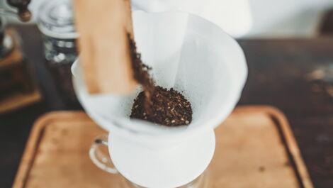 Handfilter wird mit Kaffeepulver befüllt