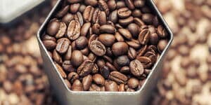 Nahaufnahme von Kaffeebohnen in einer sechseckigen Dose von oben