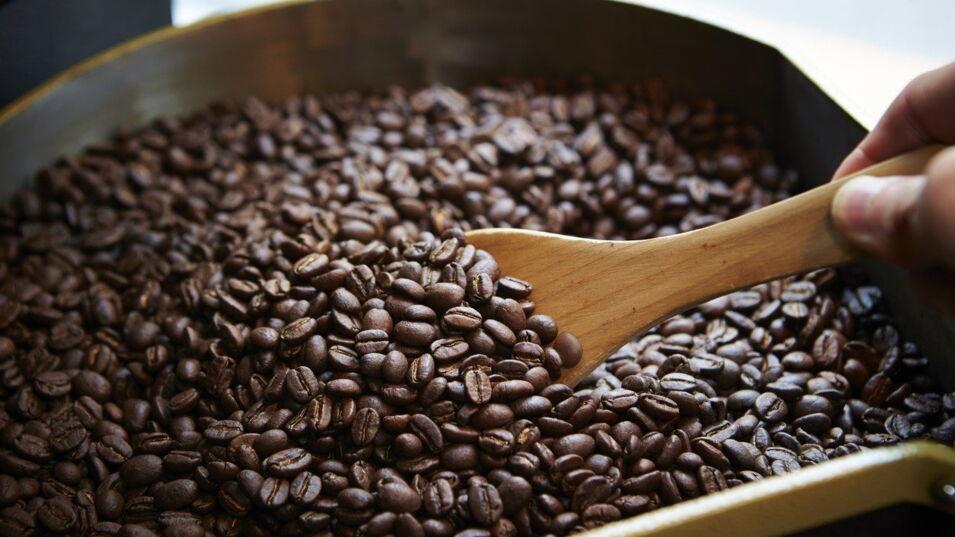 Kaffeebohnen werden in einer Pfanne geröstet