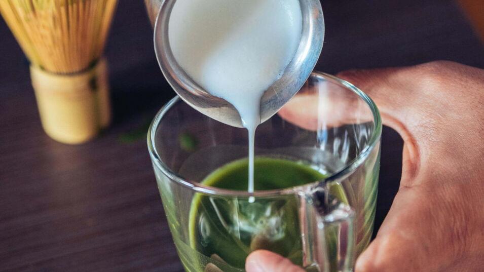 Matcha Latte wird zubereitet
