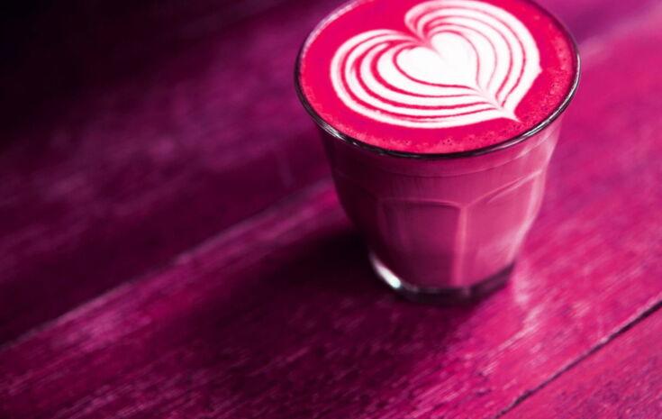 Pinker Kaffee mit viel Milchschaum