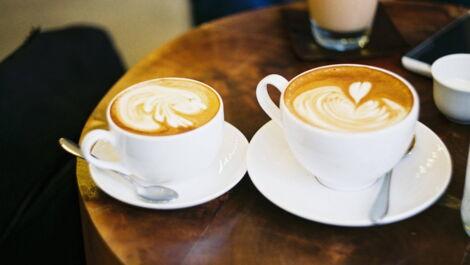 zwei tassen cappuccino mit latte art