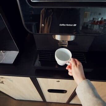 👀 Einblicke von Kaffee Partner aus erster Reihe!
Ob Vertrieb, Innendienst, technischer Außendienst oder Ausbildung – bei Kaffee Partner zählt nicht nur, was Du tust, sondern was Du bewirkst.

Erlebe unseren Arbeitsalltag aus der Ich-Perspektive: nahbar, menschlich, voller Drive.
💬 Freude schenken, Lösungen bringen, Wertschätzung erleben – wenn Du danach suchst, bist Du bei uns genau richtig.
👉 Jetzt bewerben und durchstarten: Link in Bio

☕  Lust auf mehr Einblicke bei Kaffee Partner?
Jede Woche neu. Direkt hier.
Also: Folgen nicht vergessen! 😀 

#karrierebeikaffeepartner #wirbewirkenwas #teamkaffeepartner #arbeitmitwirkung #jobmitwert