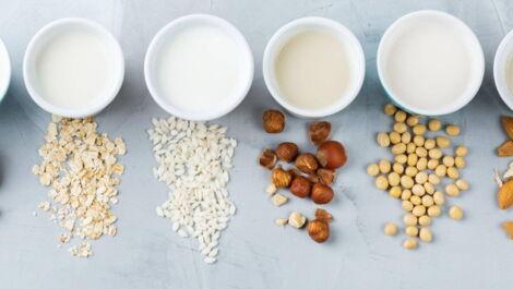 veganer Milchersatz aus Soja, Hafer oder Reis