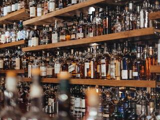 Regal gefüllt mit verschiedenen alkoholischen Spirituosen