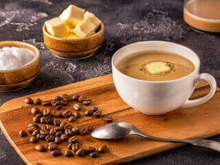 Butterkaffee mit Bohnen, Butter und MCT Öl