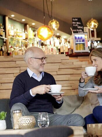 Cappuccino aus Gastro Kaffeevollautomat im Café genießen