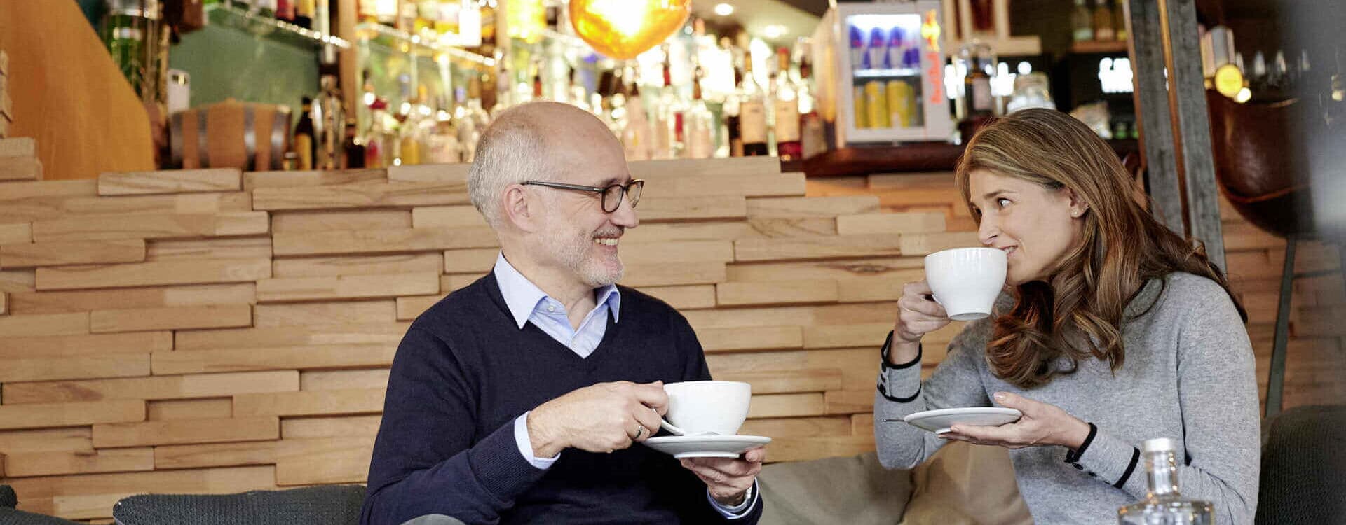 Cappuccino aus Gastro Kaffeevollautomat im Café genießen