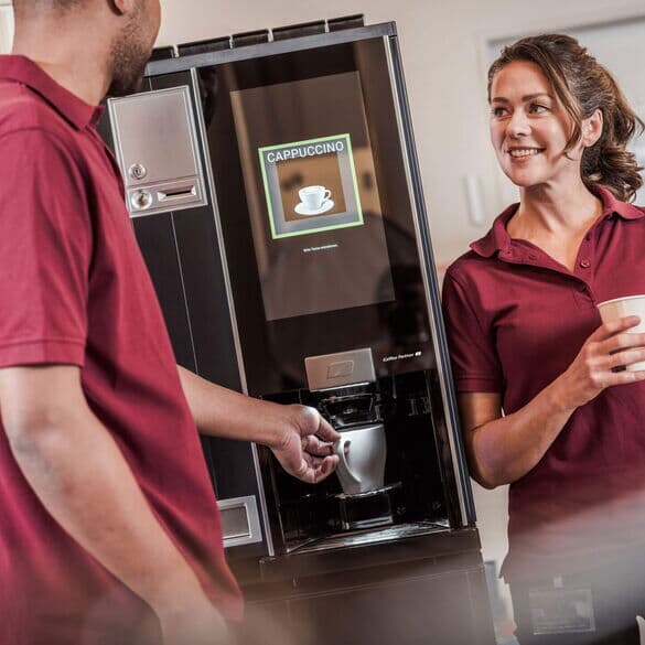 Cappuccino-wird-zubereitet-mitarbeiter-warten-am-kaffeeautomaten