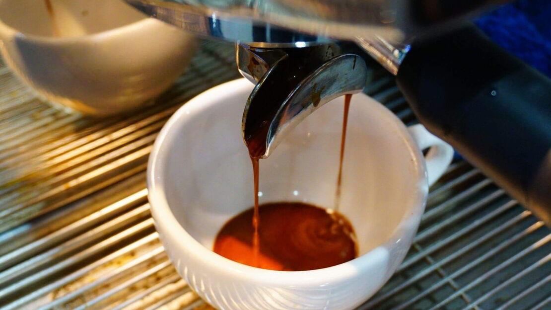 Caffé Doppio läuft in die Tasse