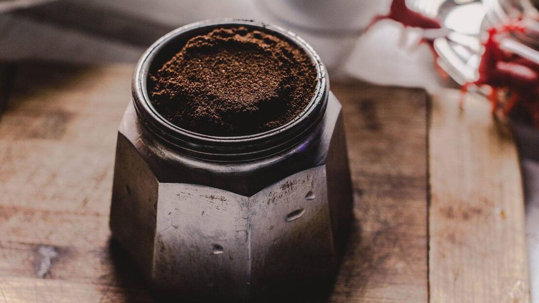 Espresso in Mokkakanne auf dem Tisch