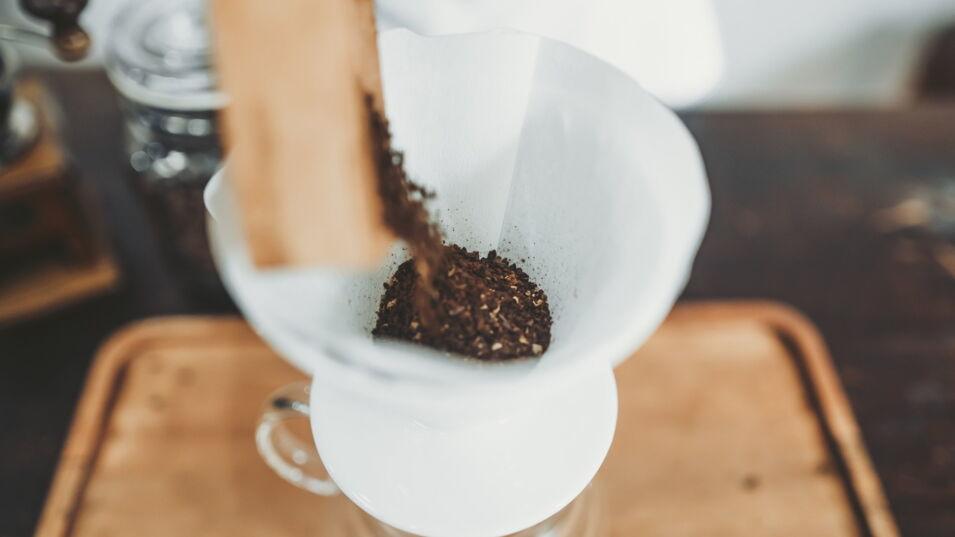 Handfilter wird mit Kaffeepulver befüllt