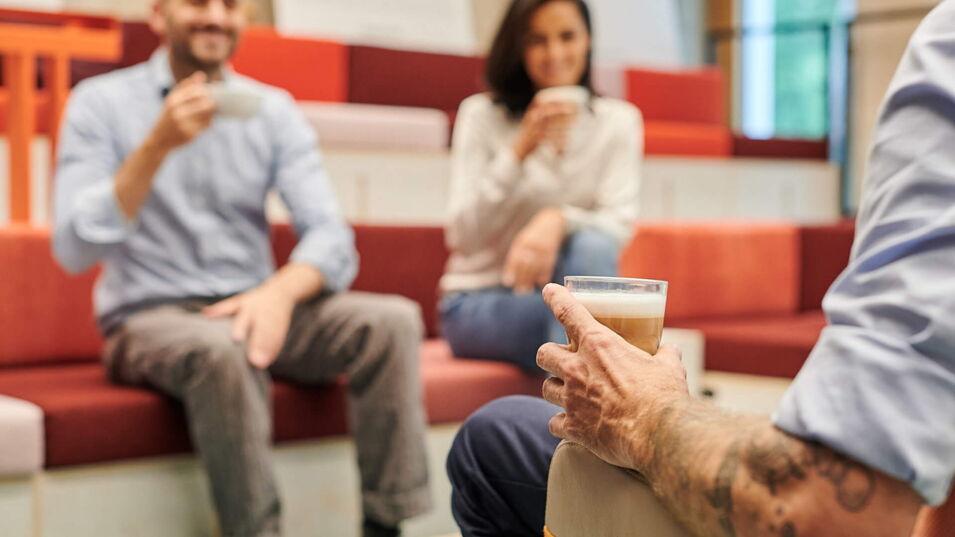 Gemeinsames Kaffeetrinken mit Kollegen