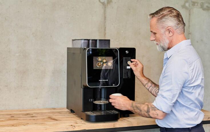 Mit Münzeinwurf am Kaffeeautomaten bezahlen