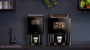 Kaffeeautomaten mit Wasseranschluss auf Küchenzeile