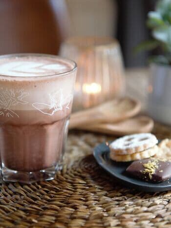 Kakaogetränk im Café trinken