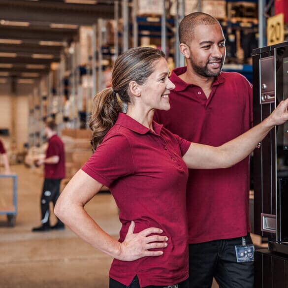 Mitarbeiter-im-lager-benutzen-kaffeevollautomat