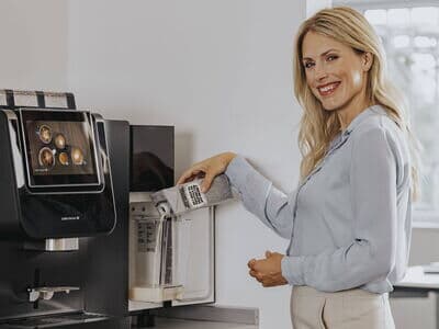 Das Frischmilchmodul der BARISTA Suprema wird mit Hafermilch befüllt