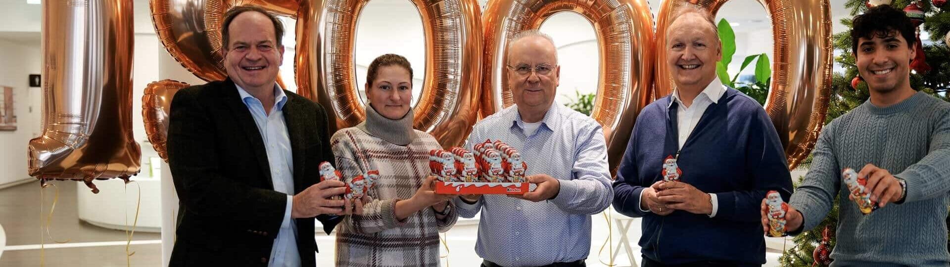 CEOs übergeben Geldspende an Weihnachten an gemeinnützige Organisation