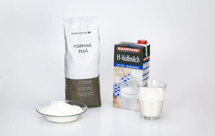 Topping und Frischmilch auf einem Tisch