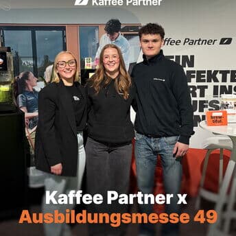 Kaffee Partner x Ausbildung 49 🎓☕️

Zwei Tage voller Gespräche, neuer Eindrücke und spannender Begegnungen liegen hinter uns. Auf der Ausbildungsmesse 49 in Osnabrück durften wir vielen jungen Talenten am 08.05. & 09.05.2026 zeigen, was hinter Kaffee Partner steckt. 🚀

Ob am Messestand, beim Ausbildungstalk oder im direkten Austausch: Für uns geht es darum, Perspektiven zu schaffen, Menschen zu begleiten und Partner auf dem Karriereweg zu sein. 🤝

Danke an alle, die vorbeigeschaut, Fragen gestellt oder mit uns über ihre Zukunft gesprochen haben. Vielleicht sehen wir uns ja bald wieder. 👀

#KaffeePartner #Ausbildung49 #KarriereMitKick #Ausbildung