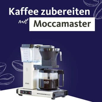 Zeitlos und präzise☕
Der Moccamaster ist eine echte Legende unter den Filterkaffeemaschinen – entwickelt, um den manuellen Brühvorgang so nah wie möglich maschinell umzusetzen. 🔥
Mit gleichmäßiger Wasserverteilung und konstanter Brühtemperatur entsteht klarer, aromatischer Kaffee – nur eben ganz bequem.

Hast du schon mal Kaffee aus dem Moccamaster probiert? Schreib’s in die Kommentare! 👇
➡️ Noch mehr spannende Fakten & Zubereitungstipps findest du in unserem Magazin – Link in Bio.