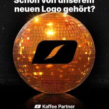 Schon von unserem neuen Logo gehört?
Disclaimer: Die Disco-Kugel gehört nicht dazu. 🪩
Unser neues Logo ist bereits im Einsatz. Auf den ersten Blick hat sich nicht viel verändert – genau so soll es sein. Der Kern bleibt vertraut, die Anwendung wird klarer, flexibler und moderner.
Der Trend? Nur ein Spaß.
Das neue Logo? Schon echt. 😉
#KaffeePartner #Logo #Branding