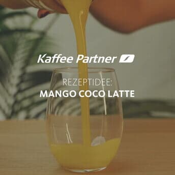 ☀️ Hol dir den Sommer ins Glas!

Mangopüree, Kokosdrink, ein Schuss Espresso und Mango-Kokos Eiswürfel – fertig ist dein Mini-Urlaub im Glas.
Auch wenn du nicht am Strand sitzt, sondern am Schreibtisch: Gönn dir den Geschmack von Sommerpause! 🧊🥭☕

🧊 Rezept – Mango Coco Latte:

1. Mangopüree zubereiten:
Gefrorene Mango mit etwas Wasser und Agavendicksaft pürieren.
2. Eiswürfel vorbereiten:
Die Hälfte des Pürees in Eiswürfelformen geben, mit Kokosdrink auffüllen und einfrieren (mind. 3 Std.).
3. Drink schichten:
Restliches Püree ins Glas, Eiswürfel dazu, mit Kokosdrink aufgießen und Espresso darübergeben.

👉 Umrühren & genießen!
#mangococolatte #kaffeepartner #mango #eiscafe #kaffeerezept #cocolatte