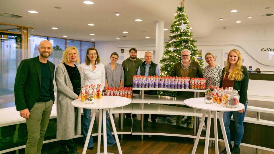 Kaffee Partner Mitarbeiter und viele Schokoladennikoläuse