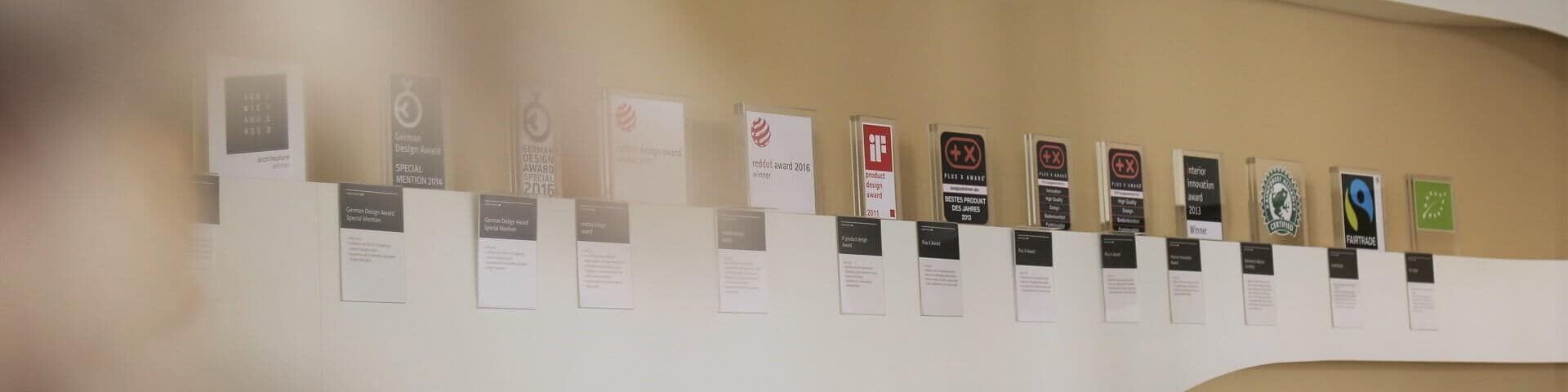 Unsere Awards aufgereiht in der Firmenzentrale