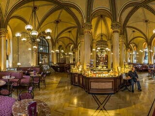 Café Central in Wien mit Theke, Sitzplätzen und Gewölbedecke