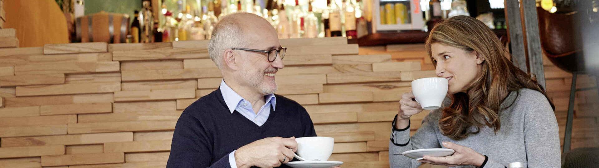 Cappuccino aus Gastro Kaffeevollautomat im Café genießen