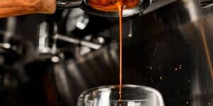 Frischer Espresso läuft in ein Glas