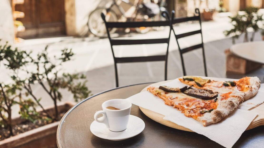 Espresso zum Essen reichen