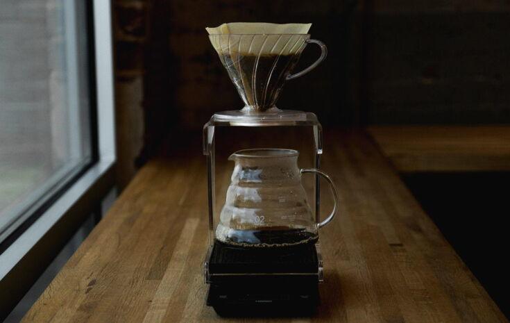 Entkoffeinierter Kaffee mit Kaffeebohnen