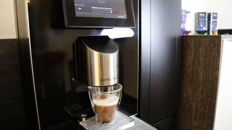 Kakao wird mit Kaffeeautomat zubereitet